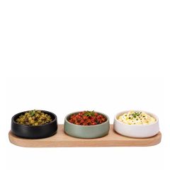 Serveerplank met 3 tapenades schaaltjes